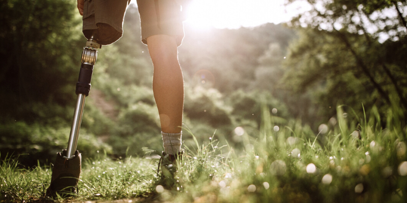 Person with a leg prosthesis outside.